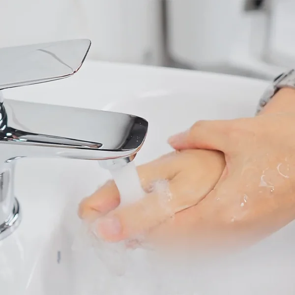 El Protocolo de 20 Segundos: Grifería Monocomando vs. Gérmenes en Baño y Cocina