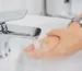 El Protocolo de 20 Segundos: Grifería Monocomando vs. Gérmenes en Baño y Cocina