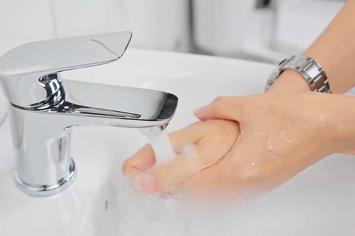 El Protocolo de 20 Segundos: Grifería Monocomando vs. Gérmenes en Baño y Cocina