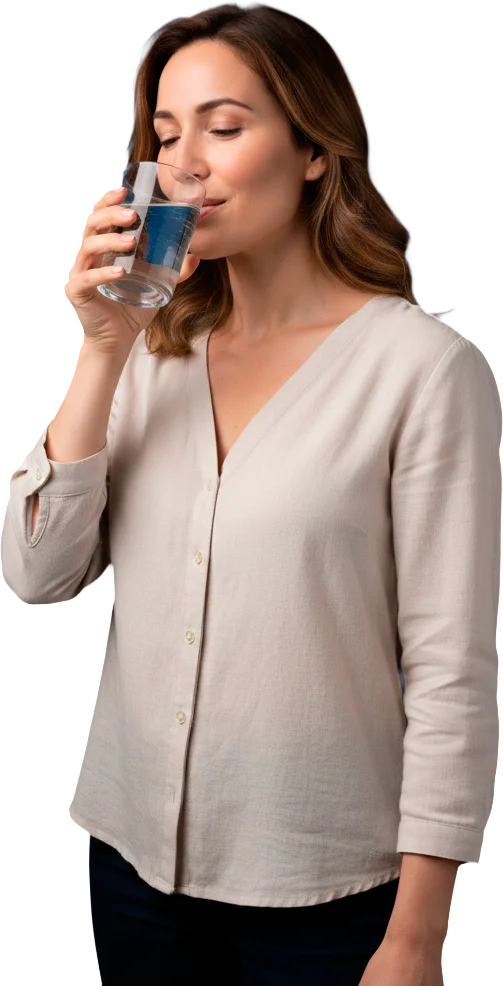 Mujer tomando agua pura de FV Fresh